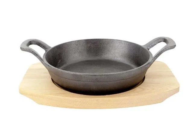 Żeliwne naczynie z drewnianą podstawką 155 mm Fine Dine 5112637 Żeliwne naczynie z drewnianą podstawką 155 mm Fine Dine 5112637