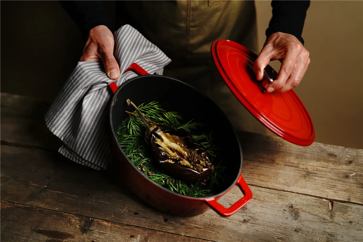 Garnek żeliwny emaliowany, 4,4L, czerwony, 365x290x115mm, Owalny Hendi 626849