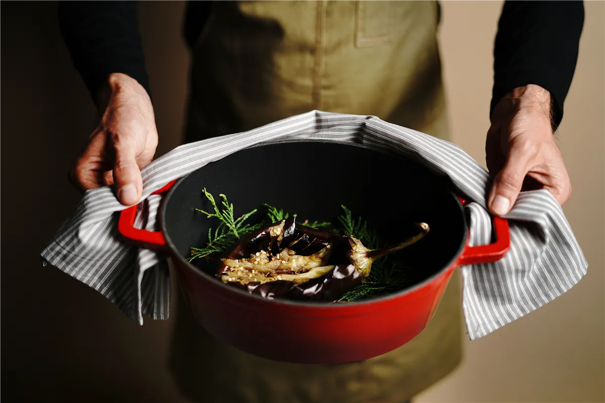 Garnek żeliwny emaliowany, 4,4L, czerwony, 365x290x115mm, Owalny Hendi 626849