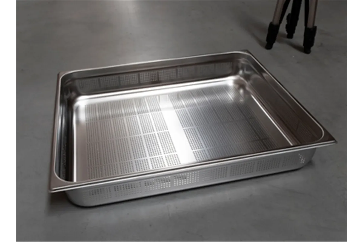 GND - 2/1-200 ﻿Pojemnik gastronomiczny GN 2/1 perforowany Red Fox