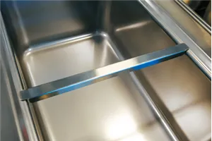 SP - 325 ﻿Listwa dzieląca / podtrzymująca do pojemników GN Red Fox