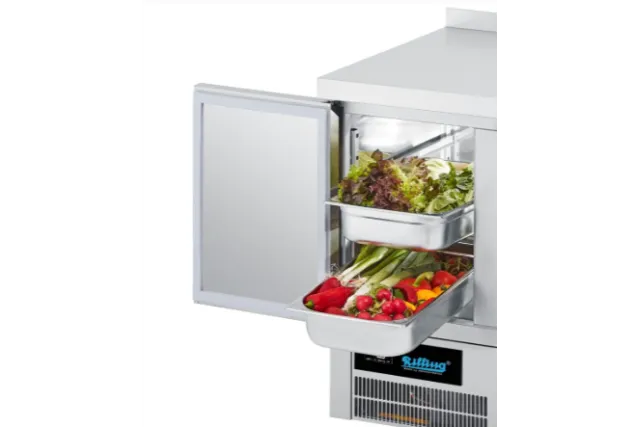 Stół chłodniczy GN 1/1 z własnym chłodzeniem z blatem z rantem tylnym AKT T0795 0CEV