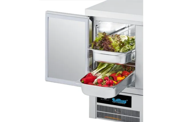 Stół chłodniczy GN 1/1  z własnym chłodzeniem z blatem z rantem tylnym AKT T0795 2CEV