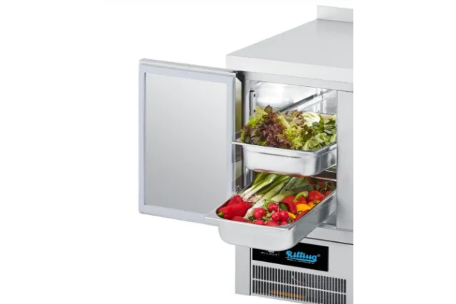 Stół chłodniczy GN 1/1  z własnym chłodzeniem z blatem bez rantu tylnego  AKT T0795 2AEV