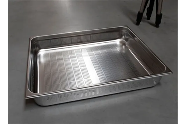 GND - 2/1-20 ﻿Pojemnik gastronomiczny GN 2/1 perforowany Red Fox 00001751