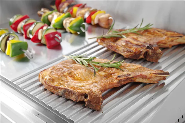 Płyta grillowa w połowie żebrowana, Profi Line, 1/2 gładka, 1/2 ryflowana, 230V/2400W, 527x404x233mm HENDI 203156