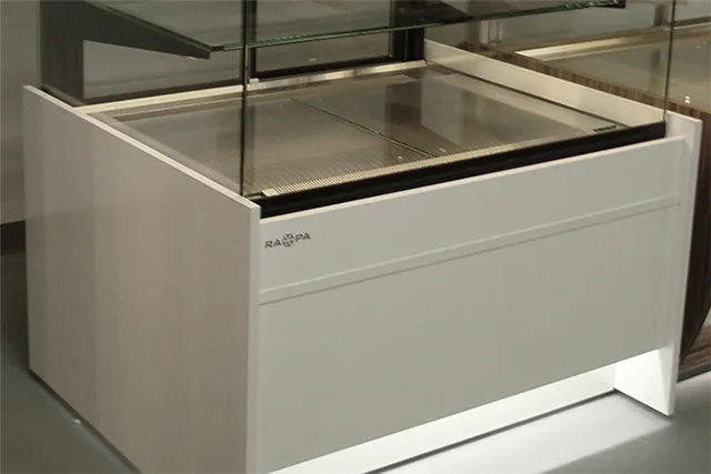 Witryna cukiernicza chłodnicza, szyba prosta uchylna, płyta meblowa, podświetlany spód, szerokość 1390 mm RAPA C-A/139/89